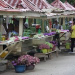 Blumenstände vor dem Zahntempel von Kandy
