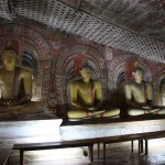 Buddha Statuen in einer Höhle von Dambulla