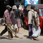 Menschen auf dem Weg zur Arbeit in Sri Lanka