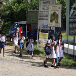Schulkinder in Sri Lanka auf dem Weg nach Hause
