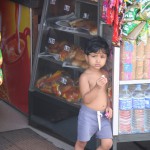Kind vor einem Verkaufskiosk in Colombo