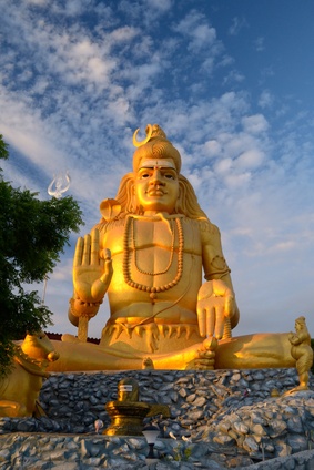 Goldene Lord Shiva Statue mit seinen Lingam am Koneswaram Tempel in Trincomalee