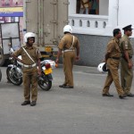 Auch die Polizei in Sri Lanka zeigt ihre Präsenz