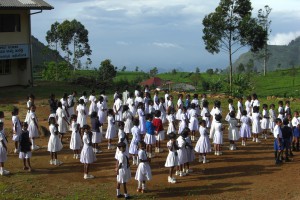Schulkinder in Sri Lanka beim morgendlichen Aufstellen