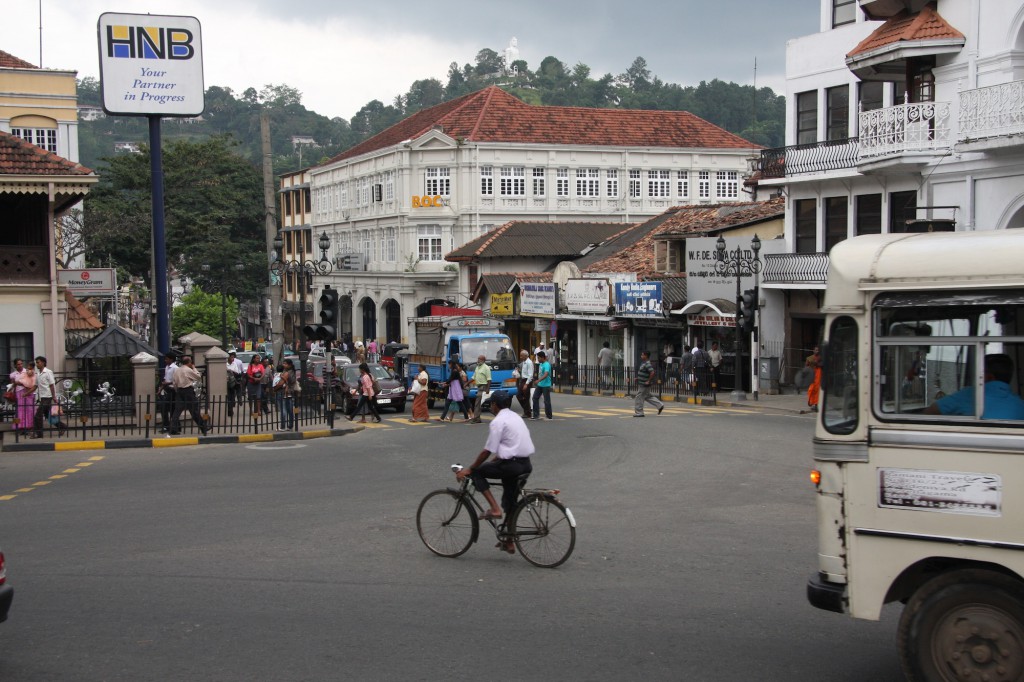 Strassenszene auf einer Kreuzung in Kandy