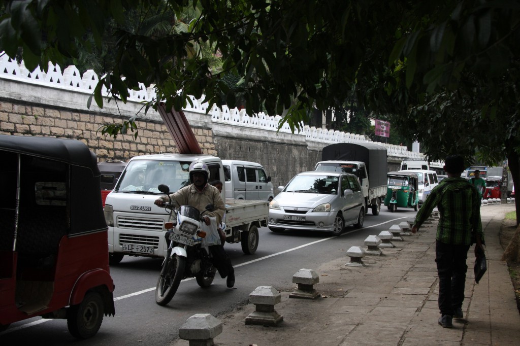 Typische Verkehrsszene in Sri Lanka